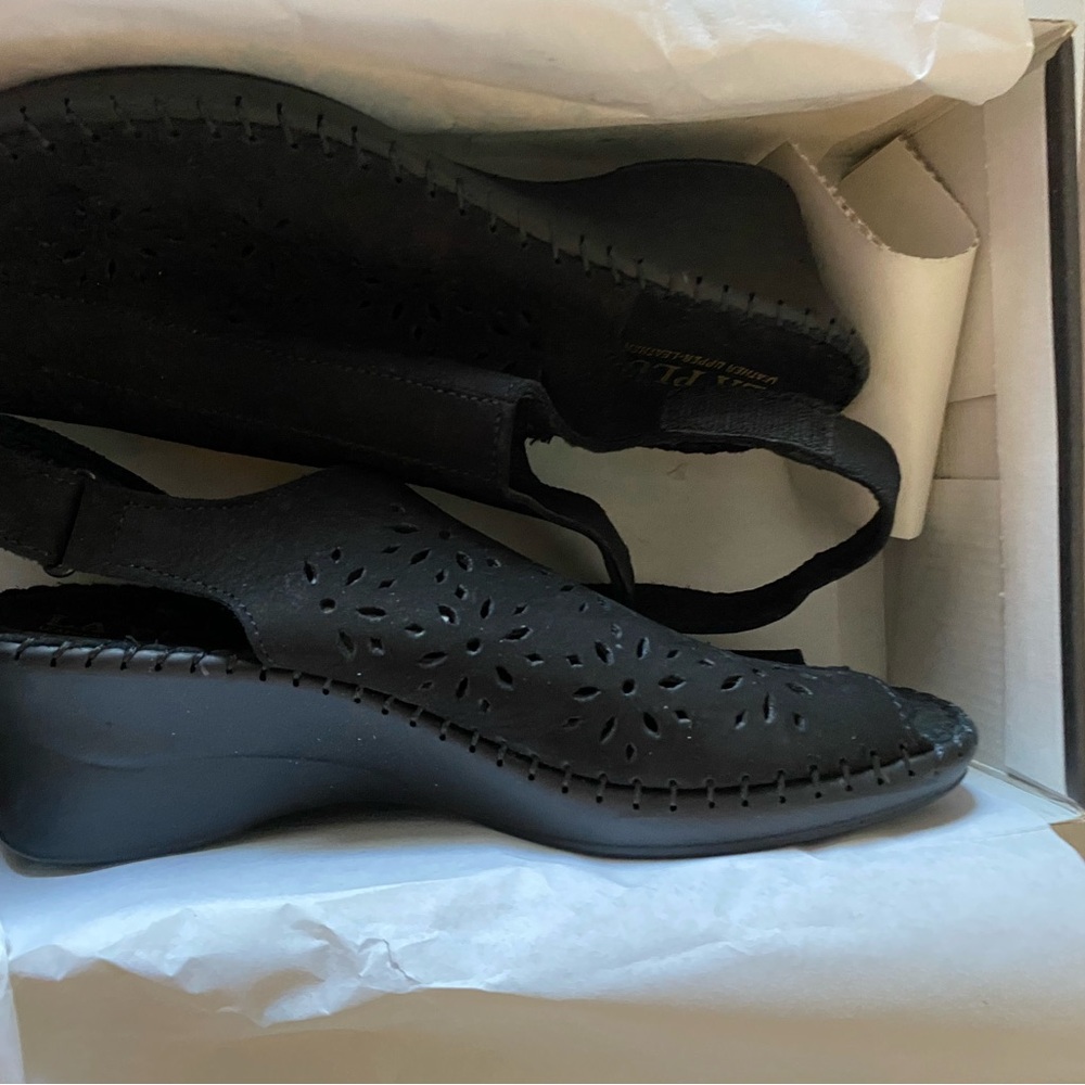 La Plume Black Suede Slingback Wedge Sandals Open Toe NIB Size 7 - Picture 4 of 6